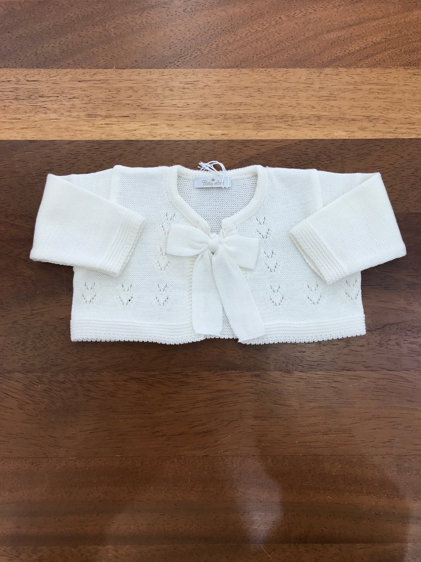 Cardigan Baby Lord in filo panna manica lunga con fiocco e lavorazione sul davanti