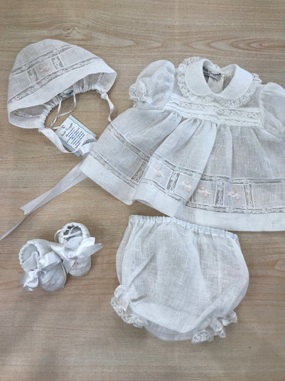 Coordinato Piccola Giuggiola in lino abitino con lavorazioni in pizzo e roselline ricamate con culotte cuffia e scarpine coordinate