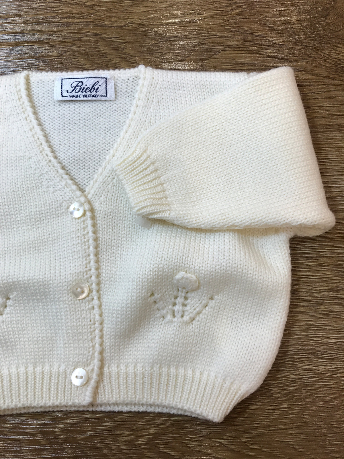 Cardigan Biebi in lana panna con piccoli bottoncini con ricamo sul davanti