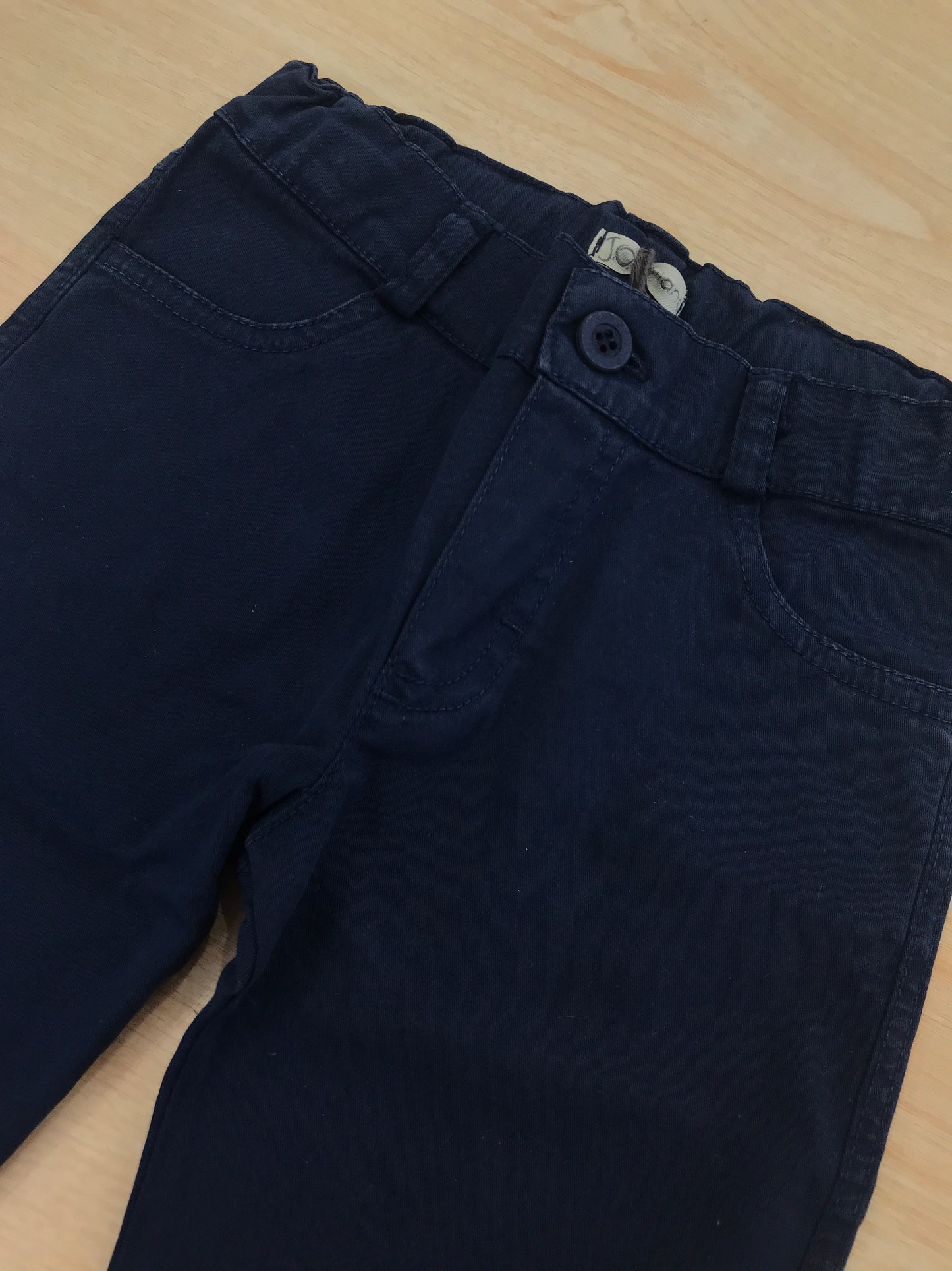 Pantalone Jo Milano blu scuro con bottoncino blu elastico in vita e tasche