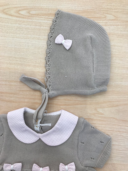 Completo Baby Lord in filo tortora e rosa due pezzi mezza manica traforato con fiocchetti rosa con cuffietta abbinata