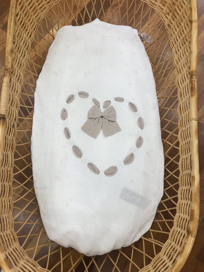 Coperta Baby Lord in filo bianco con cuore passanastro tortora con fiocco centrale