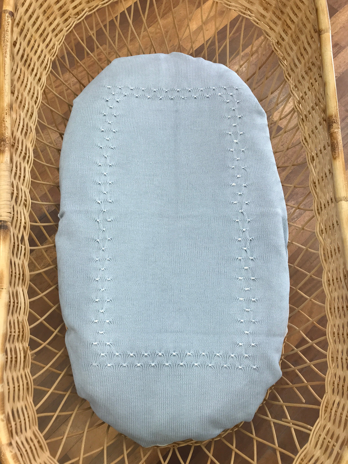 Coperta Fofettes celeste con profilo panna smerlato con lavorazione di punto smock sul davanti