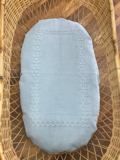 Coperta Fofettes celeste con profilo panna smerlato con lavorazione di punto smock sul davanti