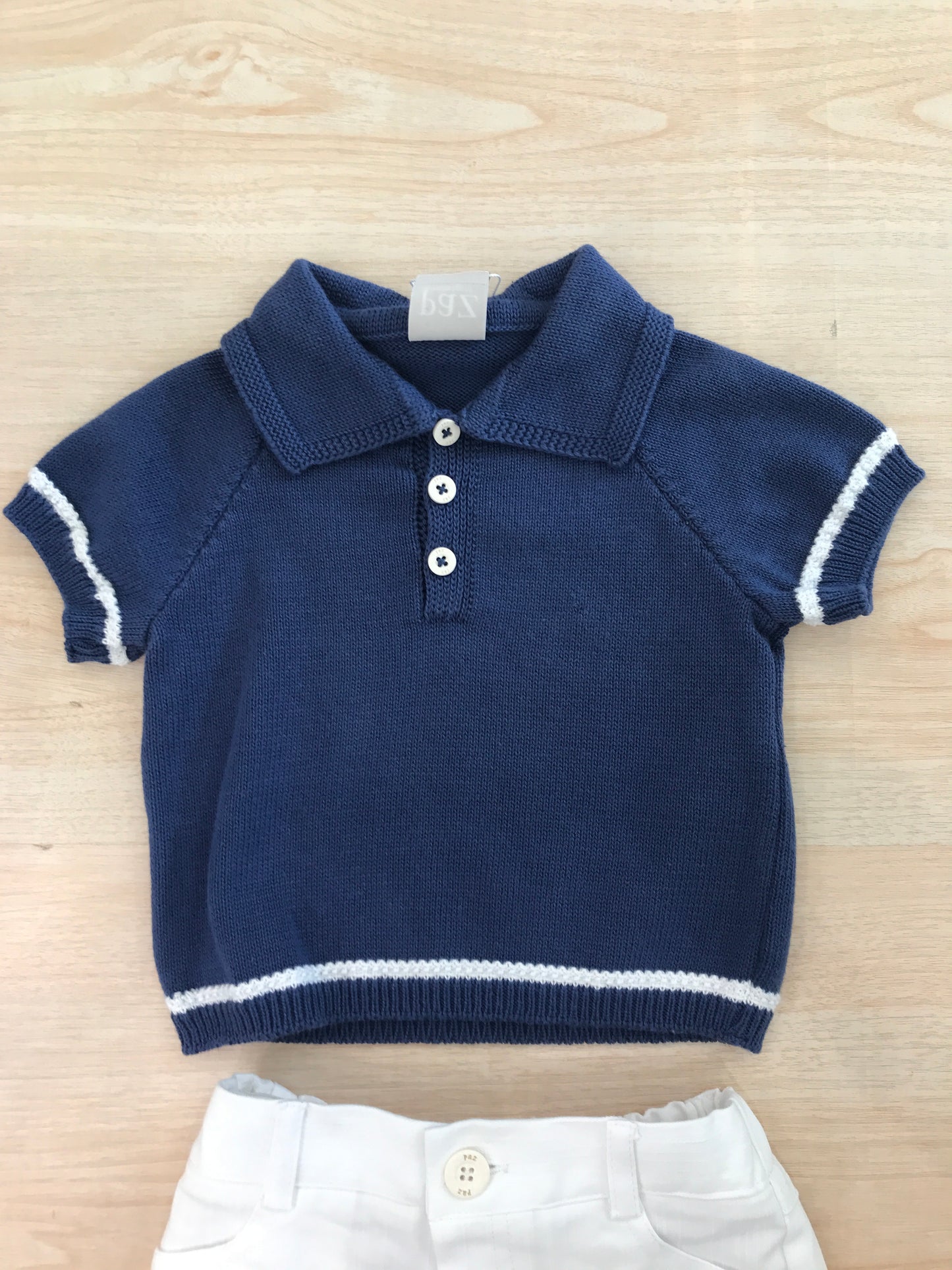 Completo Paz Rodriguez t-shirt in filo blu con profilo bianco con bottoncini con pantalone corto bianco con tasche