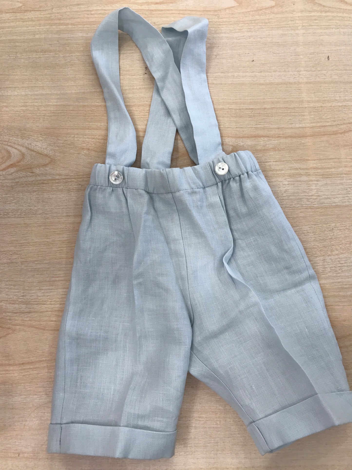 Pantalone Colibrì in lino celeste con bretelle