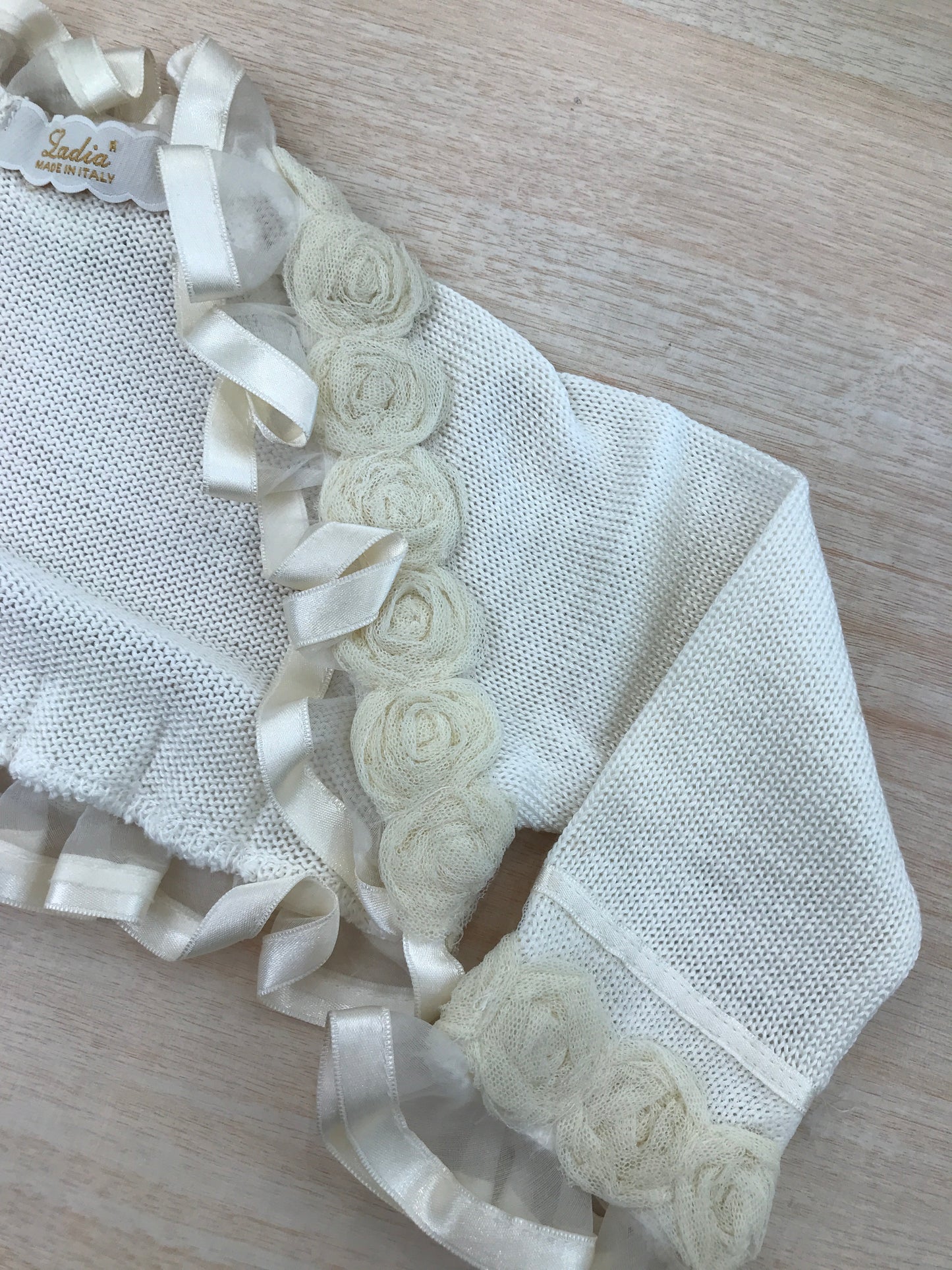 Cardigan Ladia in filo avorio con rusche e rose in tulle