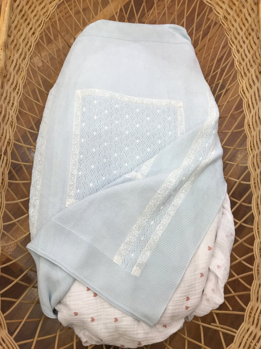 Coperta Bebè di Almy in filo celeste con rifiniture in pizzo ai bordi e al centro un riquadro