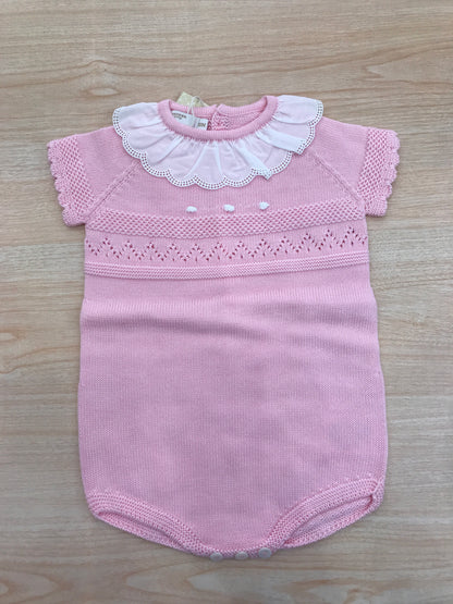 Pagliaccetto PCS in filo rosa mezza manica smerlata con rusche al collo bianca con lavorazione sul davanti