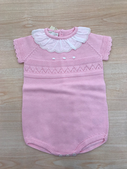 Pagliaccetto PCS in filo rosa mezza manica smerlata con rusche al collo bianca con lavorazione sul davanti
