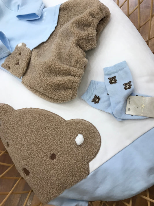 Coordinato Le Bebè nascita neonato in caldo cotone coperta bianca con orso laterale peloso pagliaccetto celeste con orsetto e il sotto pelliccioso cappottino celeste con orsetti e calzini con orsetti