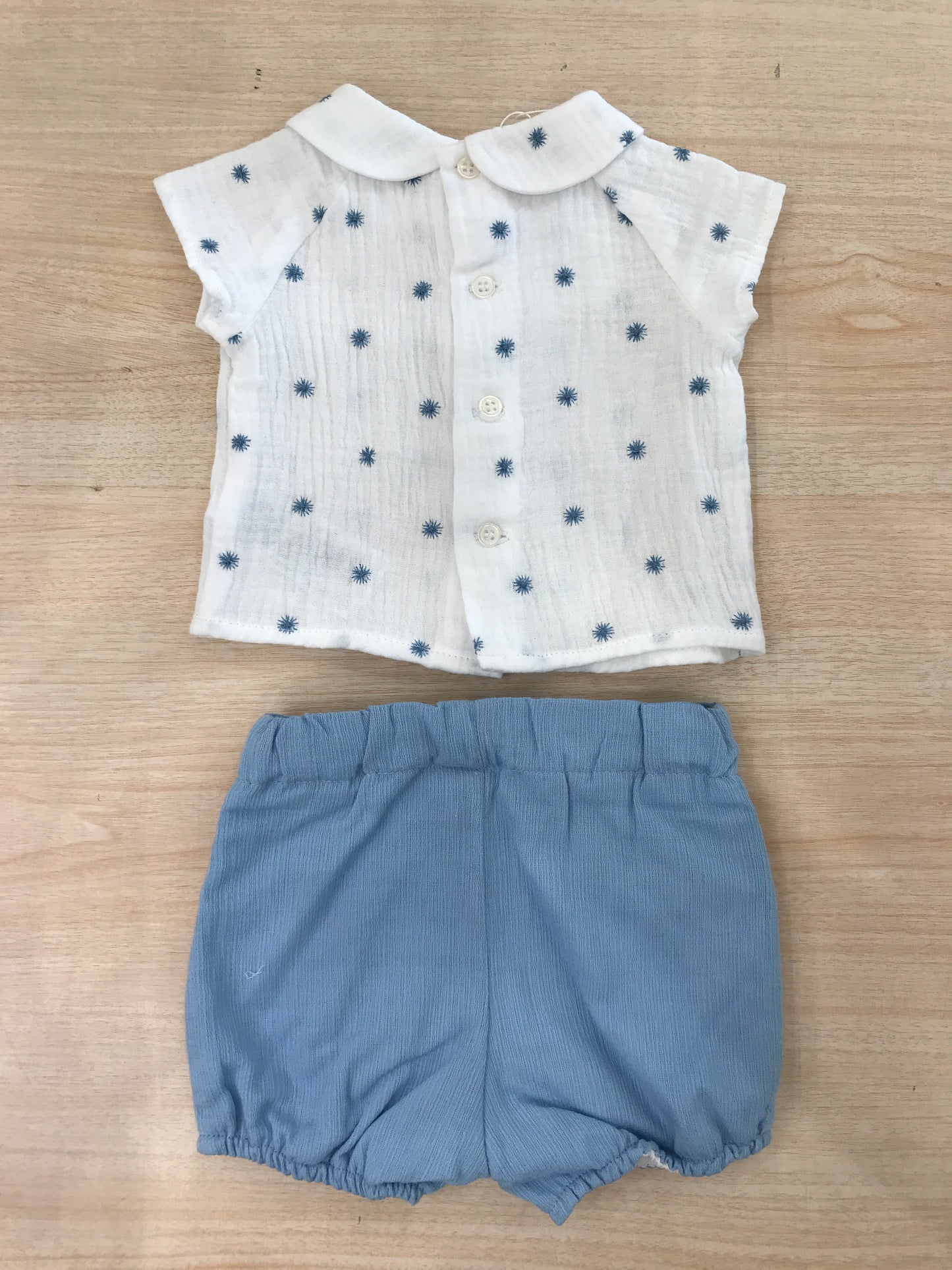 Completo Paz Rodriguez in cotone camicia mezza manica con fiori bianchi con pantalone corto
