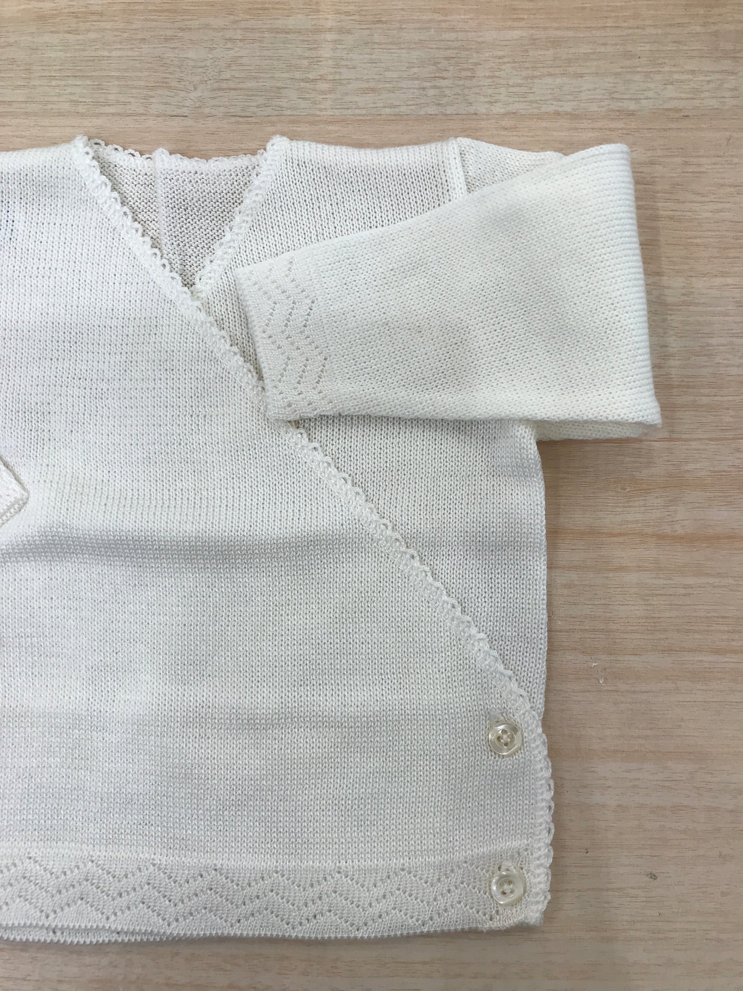 Cardigan Baby Lord in filo panna con chiusura ad incrocio