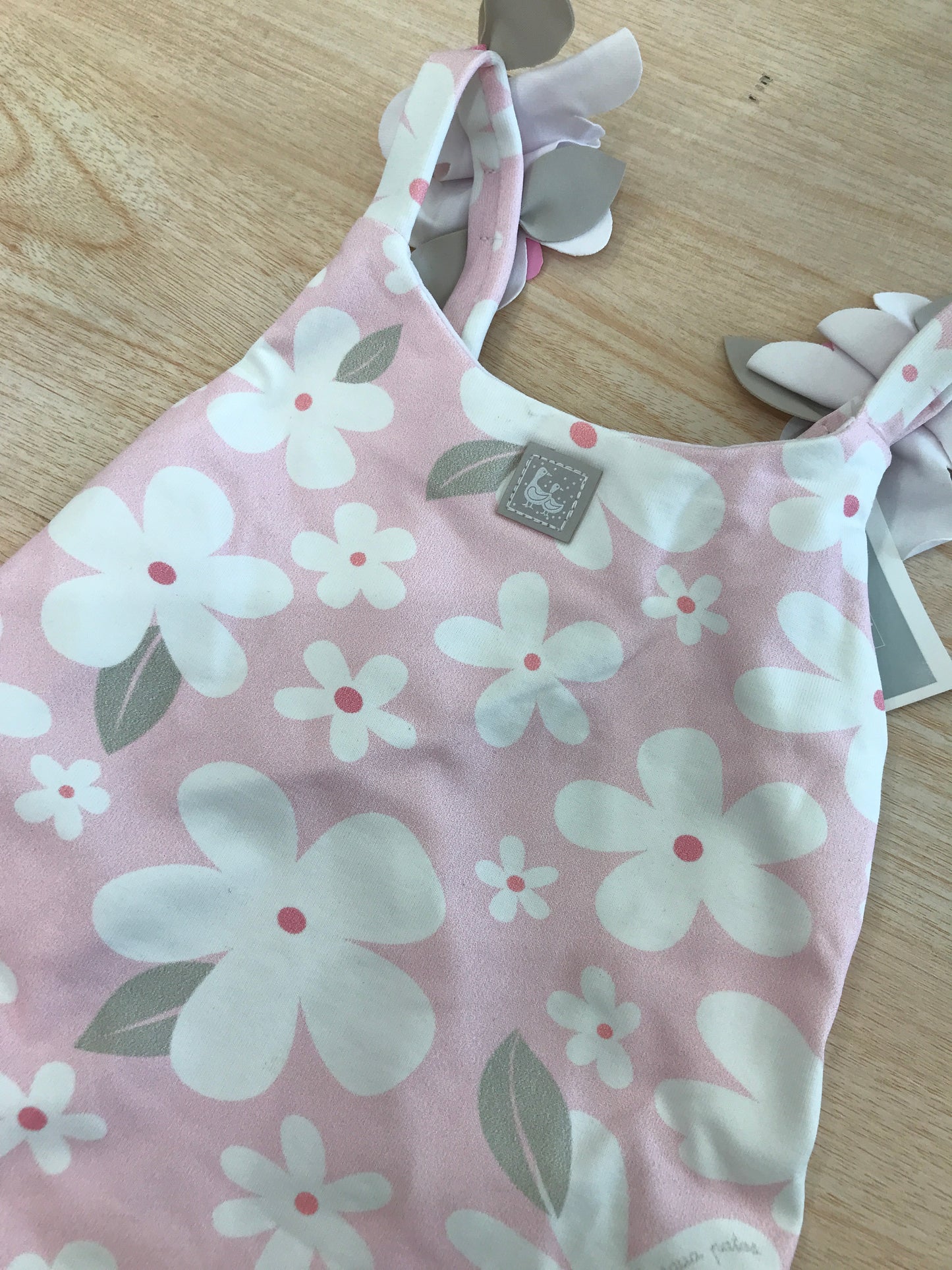 Costume Al agua Patos rosa con fiorellini bianchi e fiori in rilievo applicati sulle bretelle