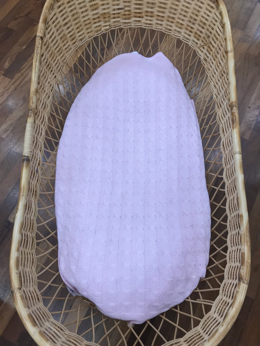 Coperta Baby Lord in filo rosa con lavorazione di trecce su tutt'essa