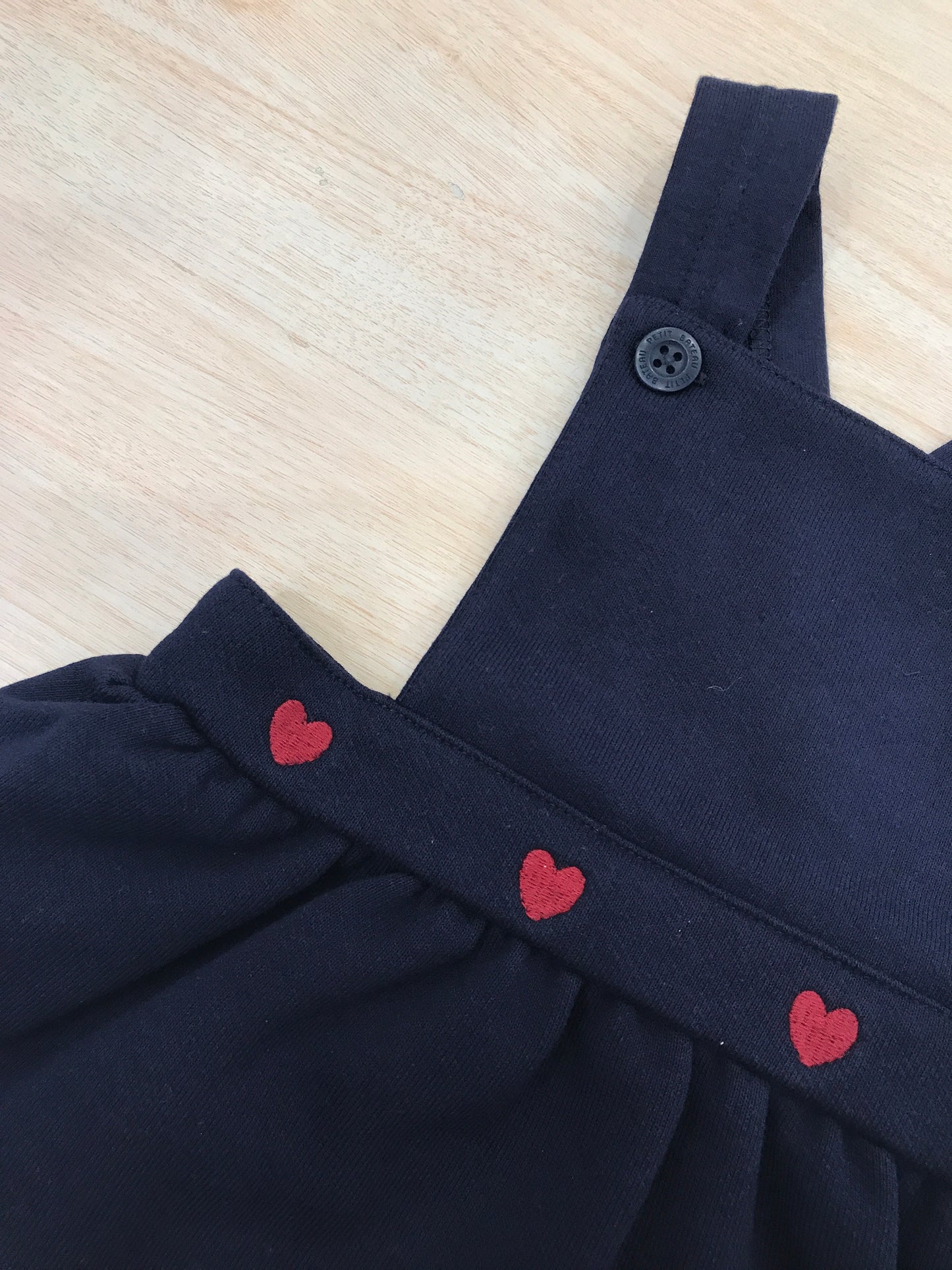 Salopette Petit Bateau blu scuro con bretelle regolabili con cuori ricamati rossi