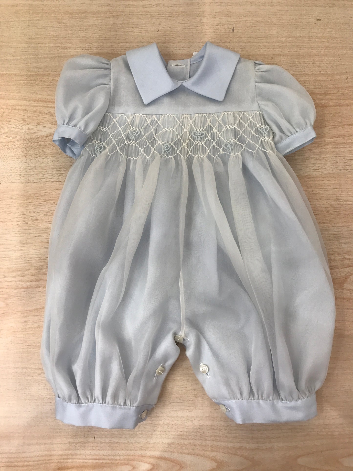 Pagliaccetto Piccola Giuggiola in organza in seta manica a sbuffo con corpetto lavorato da punto smock e nodi d'amore