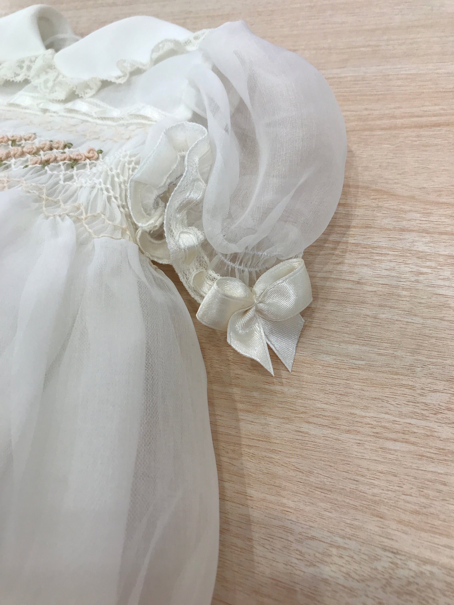 Abito Piccola Giuggiola in organza in seta mezza manica con lavorazione di punto smock roselline ricamate a mano e applicazione di pizzo