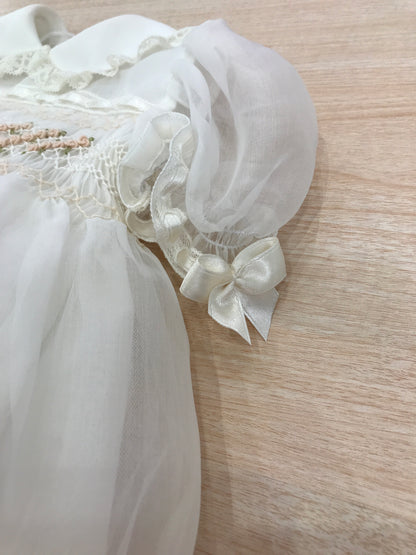 Abito Piccola Giuggiola in organza in seta mezza manica con lavorazione di punto smock roselline ricamate a mano e applicazione di pizzo