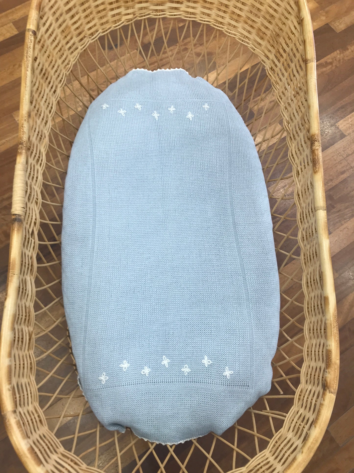 Coperta Fofettes celeste smerlata panna con fiorellini ricamati sul davanti