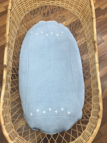Coperta Fofettes celeste smerlata panna con fiorellini ricamati sul davanti