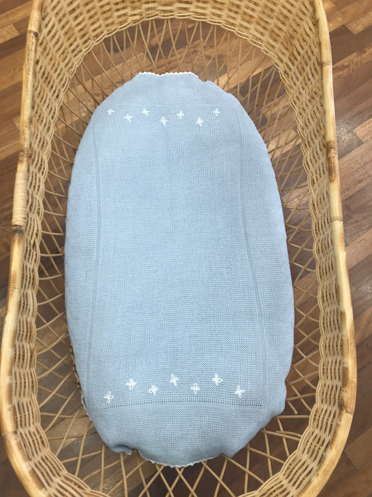 Coperta Fofettes celeste smerlata panna con fiorellini ricamati sul davanti