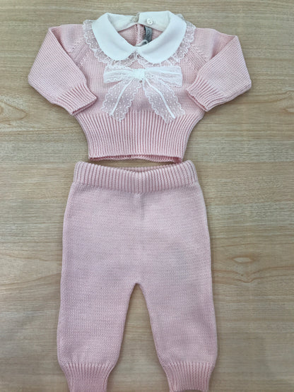 Tutina Colibrì in filo rosa due pezzi gamba lunga manica lunga con collo con applicazione di valancienne e fiocco in valancienne applicato al centro