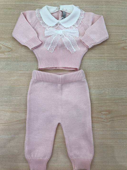 Tutina Colibrì in filo rosa due pezzi gamba lunga manica lunga con collo con applicazione di valancienne e fiocco in valancienne applicato al centro