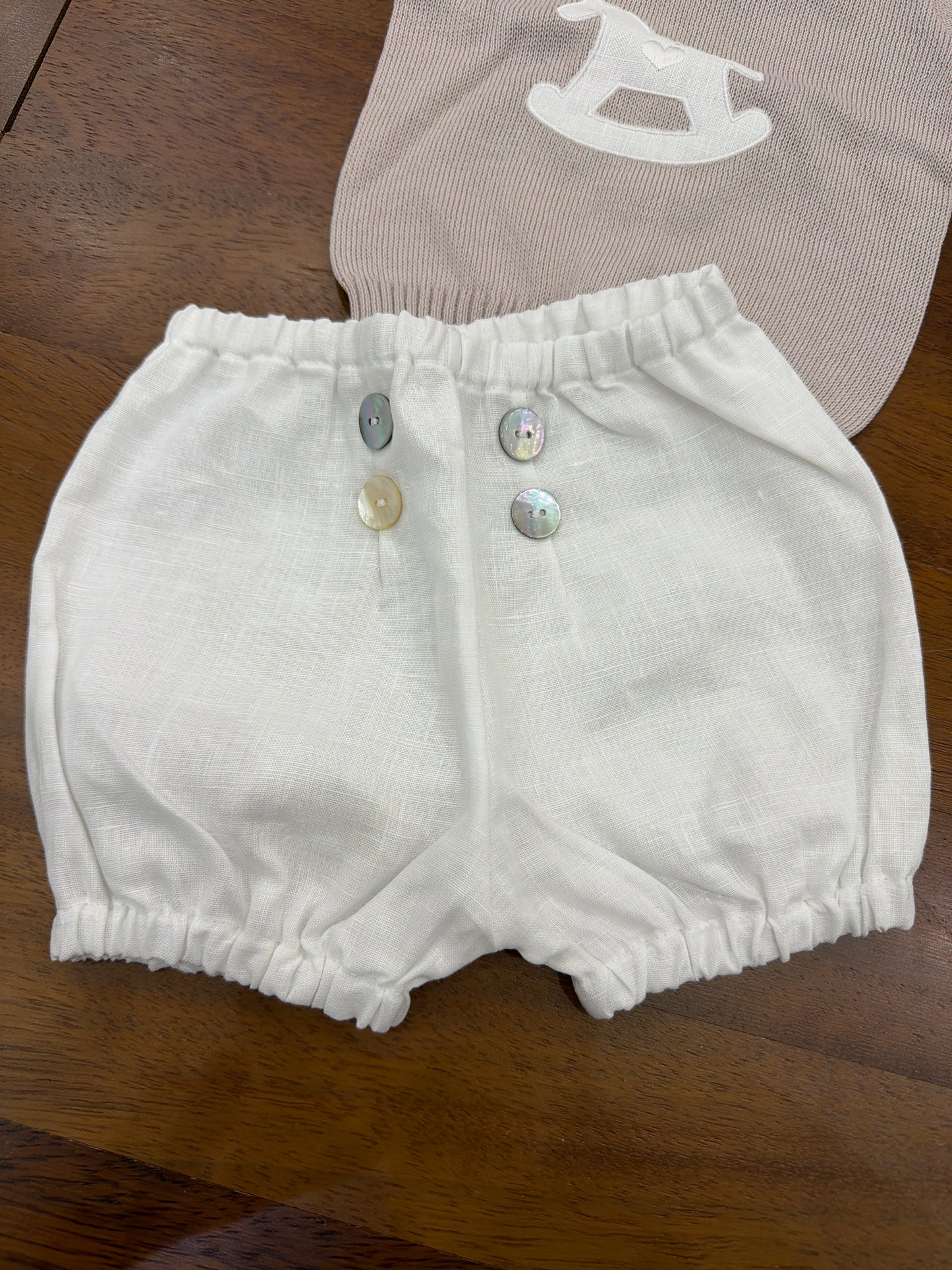 Completo Baby Lord in filo bianco e tortora mezza manica collo tondo bianco con cavallo tondo centrale bianco pantalone in lino
