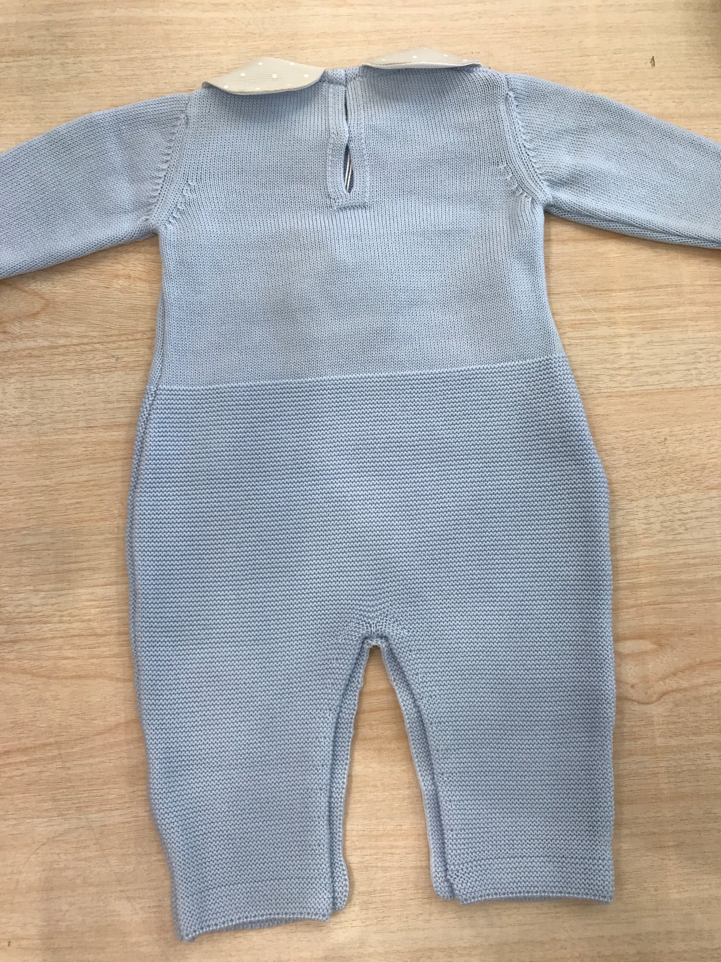 Tutina Baby Lord in lana celeste intera con colletto tortora e pois bianchi ed orsetto centrale