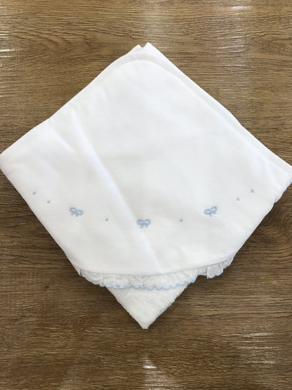 Telo bagnetto Pepecè in spugna bianco con rusche rifinita in celeste e piccoli fiocchetti