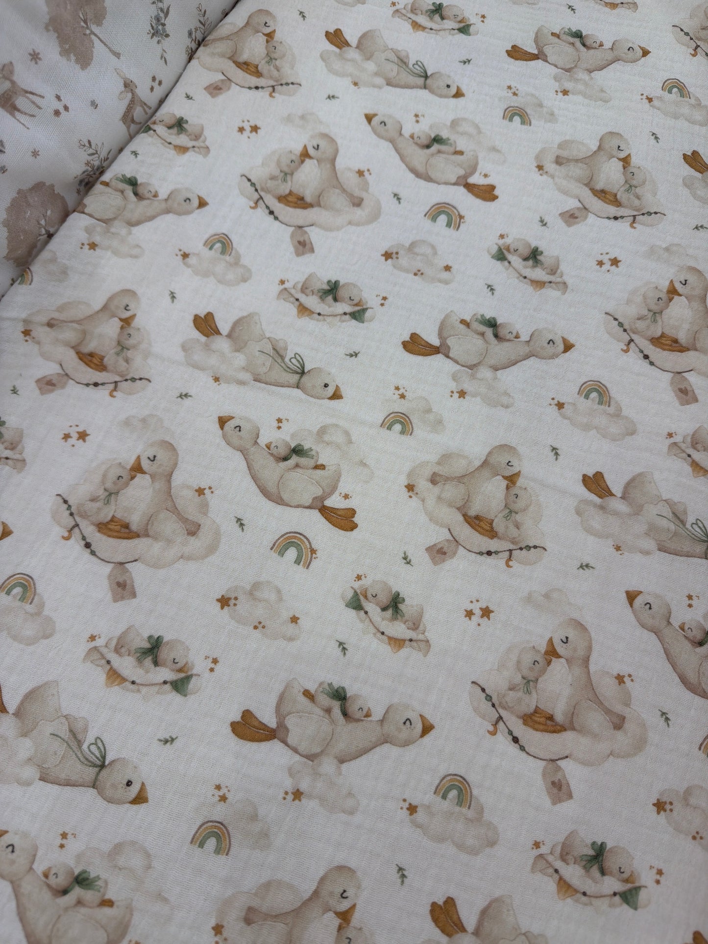 Mussola Nannafrurù in mussola di cotone dal fondo bianco con piccole oche