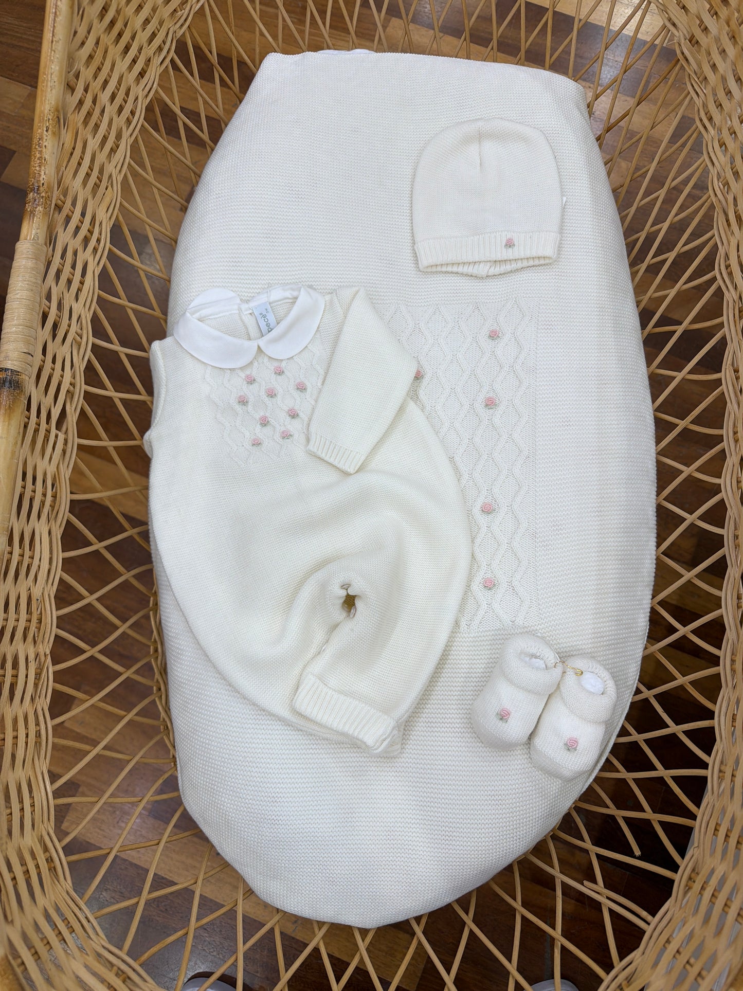 Coordinato nascita Pepecè in lana panna con lavorazione a maglia e roselline rosa ricamate a mano