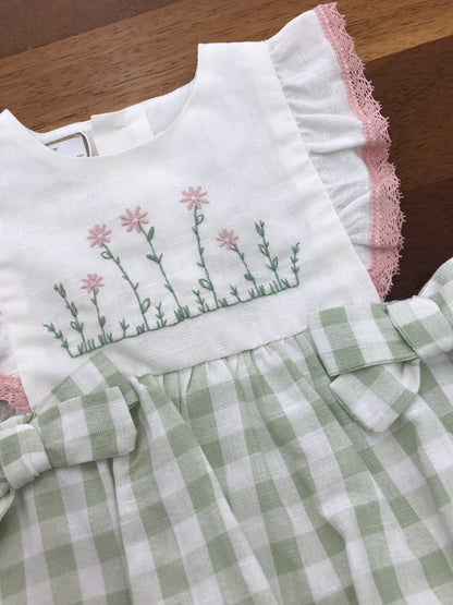 Pagliaccetto Paz Rodriguez in lino a quadretti verdi e bianchi con fiocchi laterali il sopra in bianco spallina con rusche e ricamo rosa al centro fiorellini ricamati