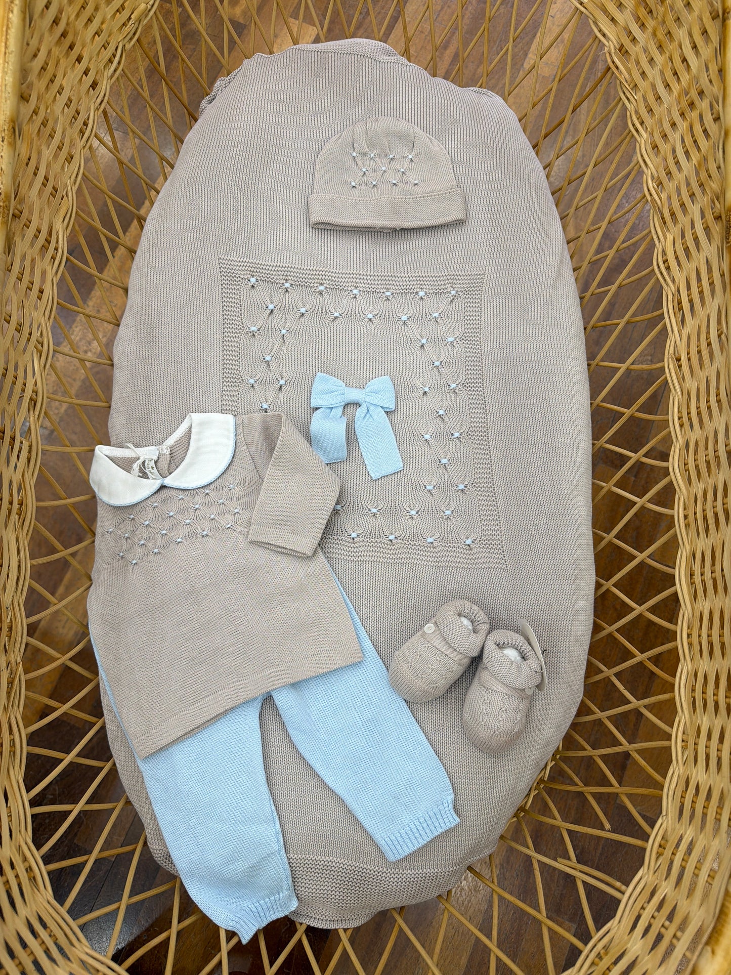 Coordinato nascita Baby Lord in filo tortora e celeste con lavorazione di punto smock celeste fiocco celeste