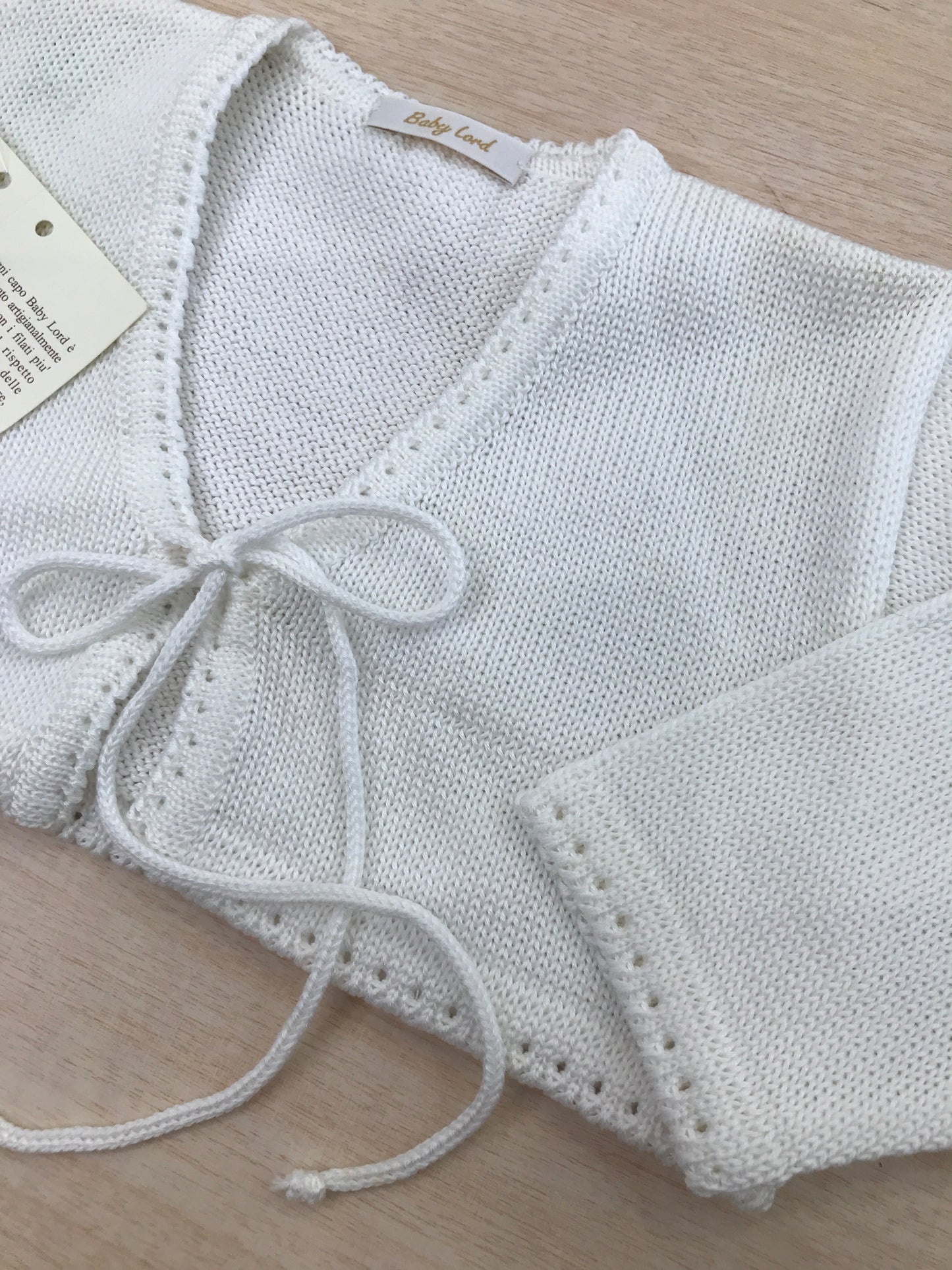 Cardigan Baby Lord in filo panna con lacci per fiocco