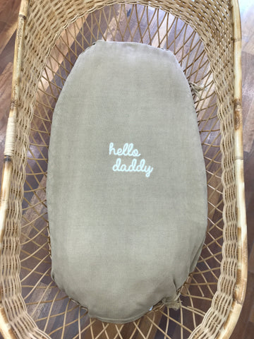 Coperta Nanan in filo beige con mappina intorno ai bordi con scritta centrale "hello daddy"