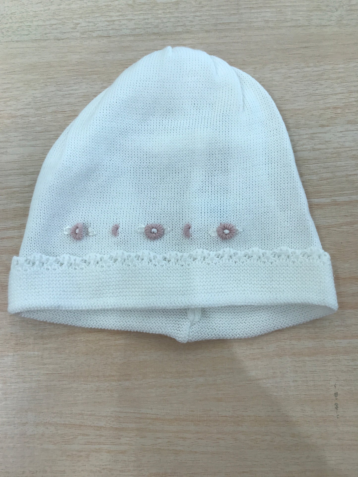 Cappello Baby Lord in filo bianco con roselline ricamate rosa antico