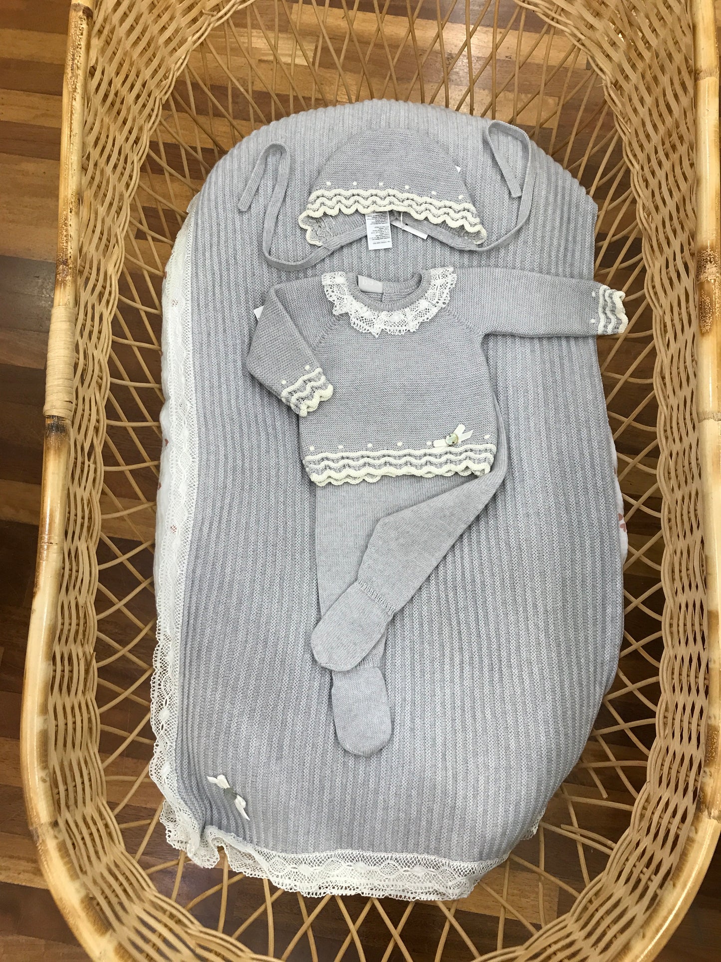 Coordinato nascita Paz Rodriguez in lana grigio con rusche e smerlo tutina due pezzi con cuffia abbinata alla coperta