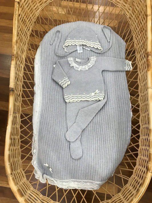 Coordinato nascita Paz Rodriguez in lana grigio con rusche e smerlo tutina due pezzi con cuffia abbinata alla coperta