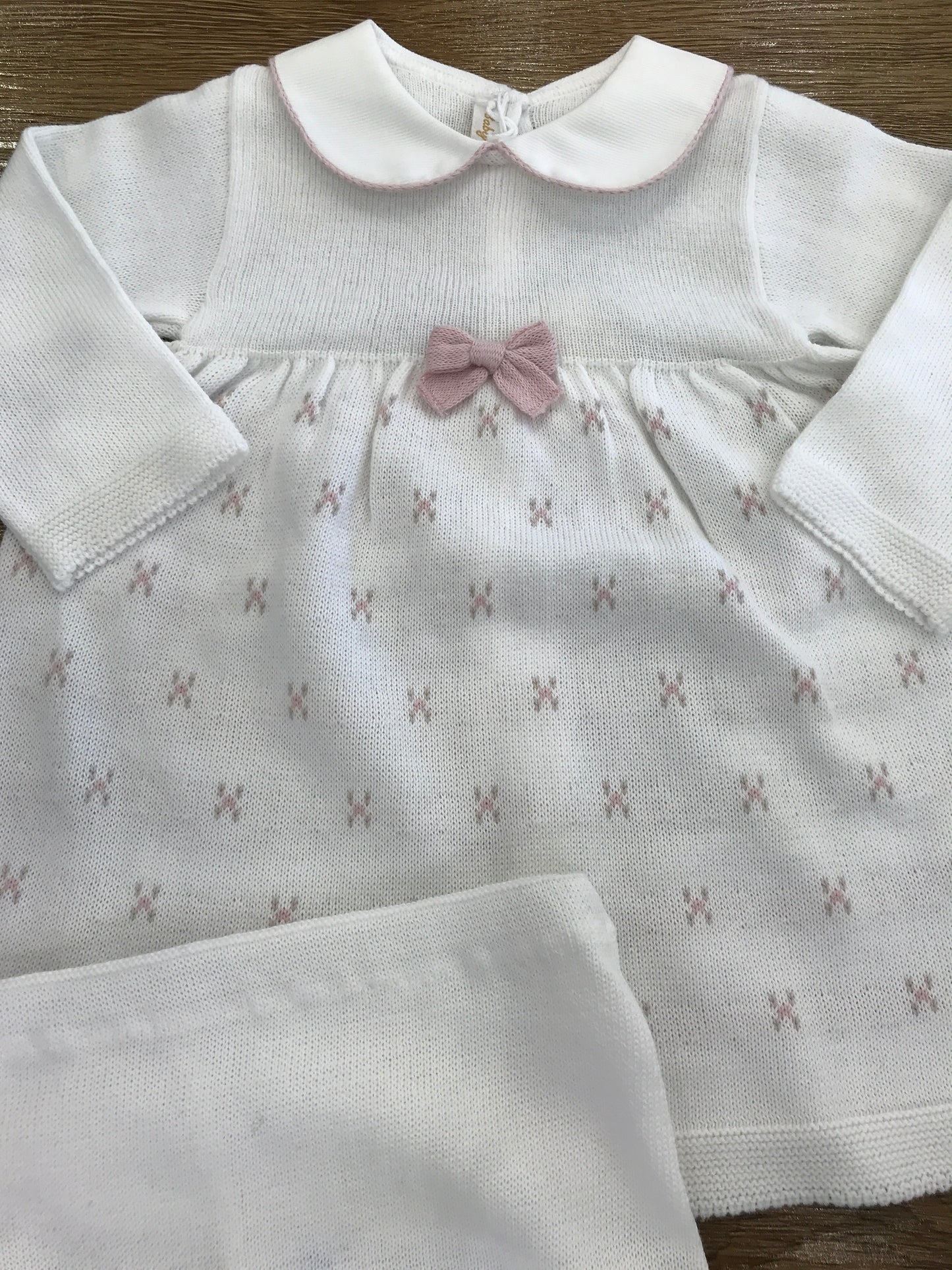 Completo Baby Lord in filo due pezzi bianco con fiorellini ricamati e fiocchetto sul davanti