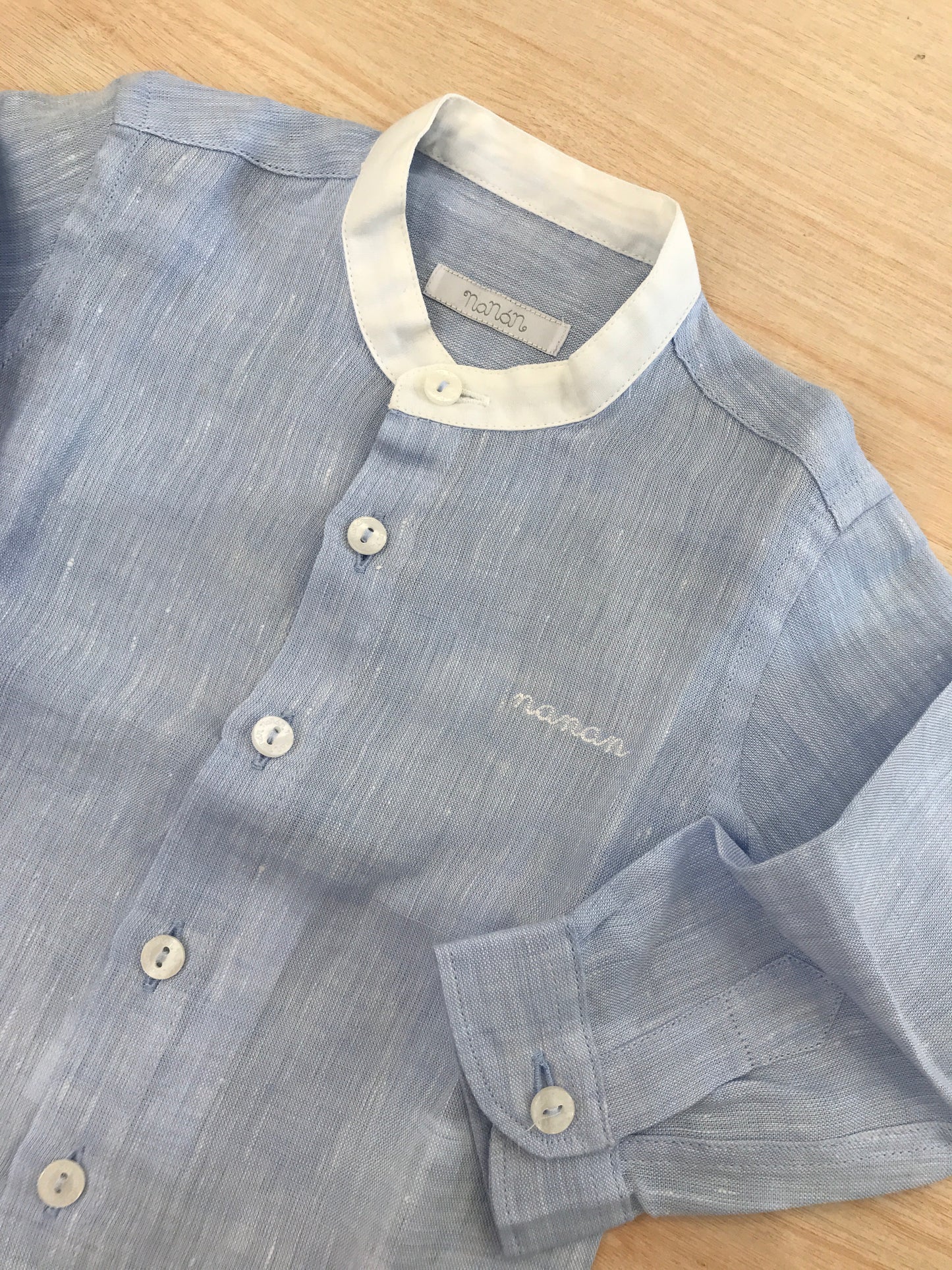 Camicia Nanan manica lunga in lino celeste con collo rifinito in bianco con bottoncini sul davanti