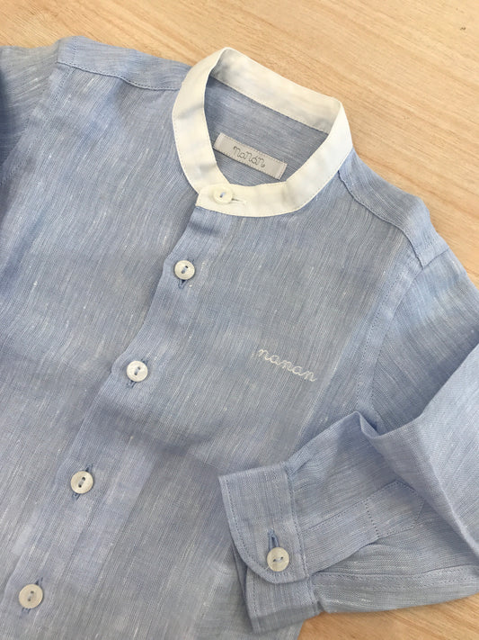 Camicia Nanan manica lunga in lino celeste con collo rifinito in bianco con bottoncini sul davanti