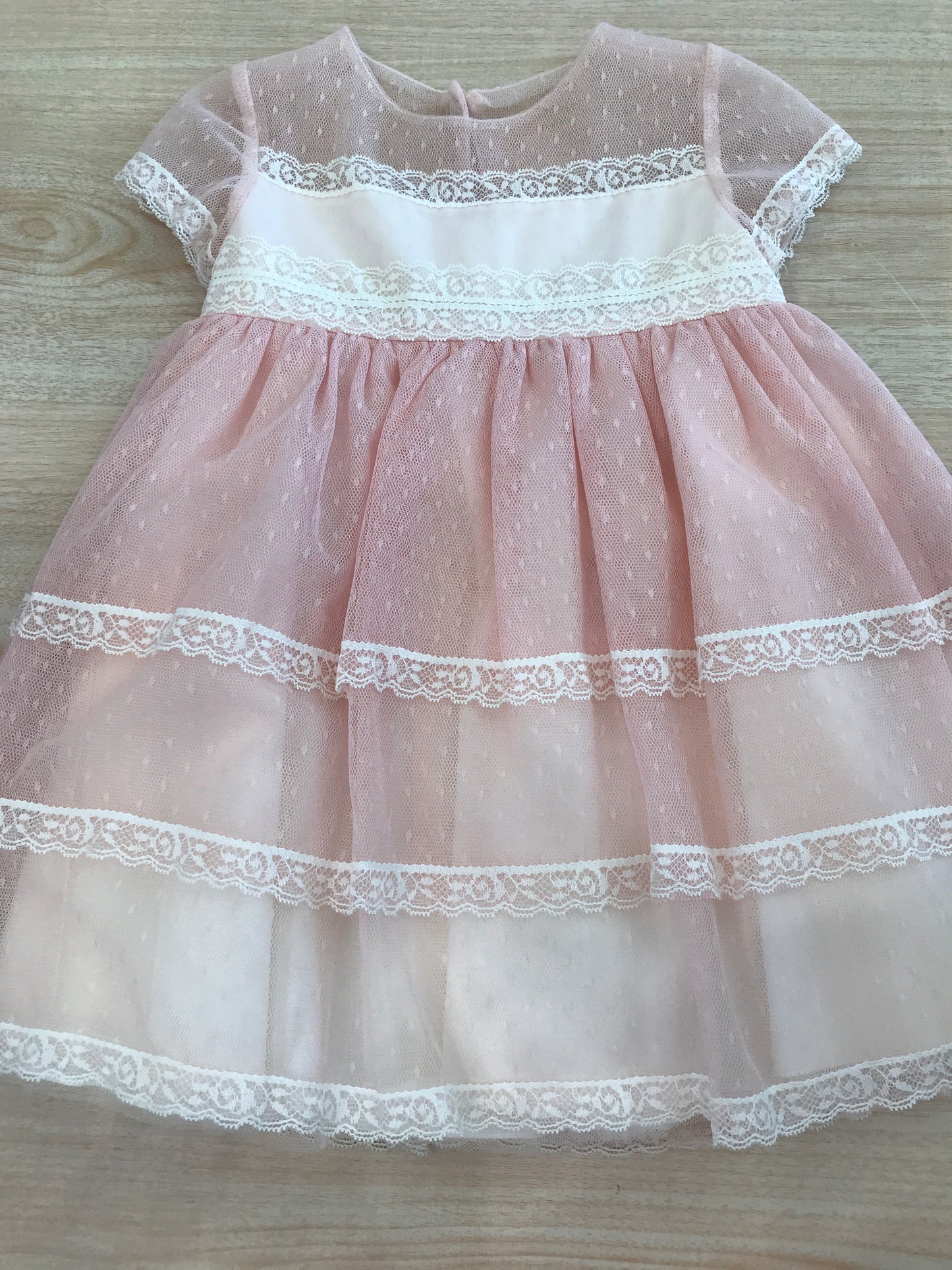 Abito Cielo Blu in tulle con tre doppie balze e pizzo mezza manica con corpetto velato