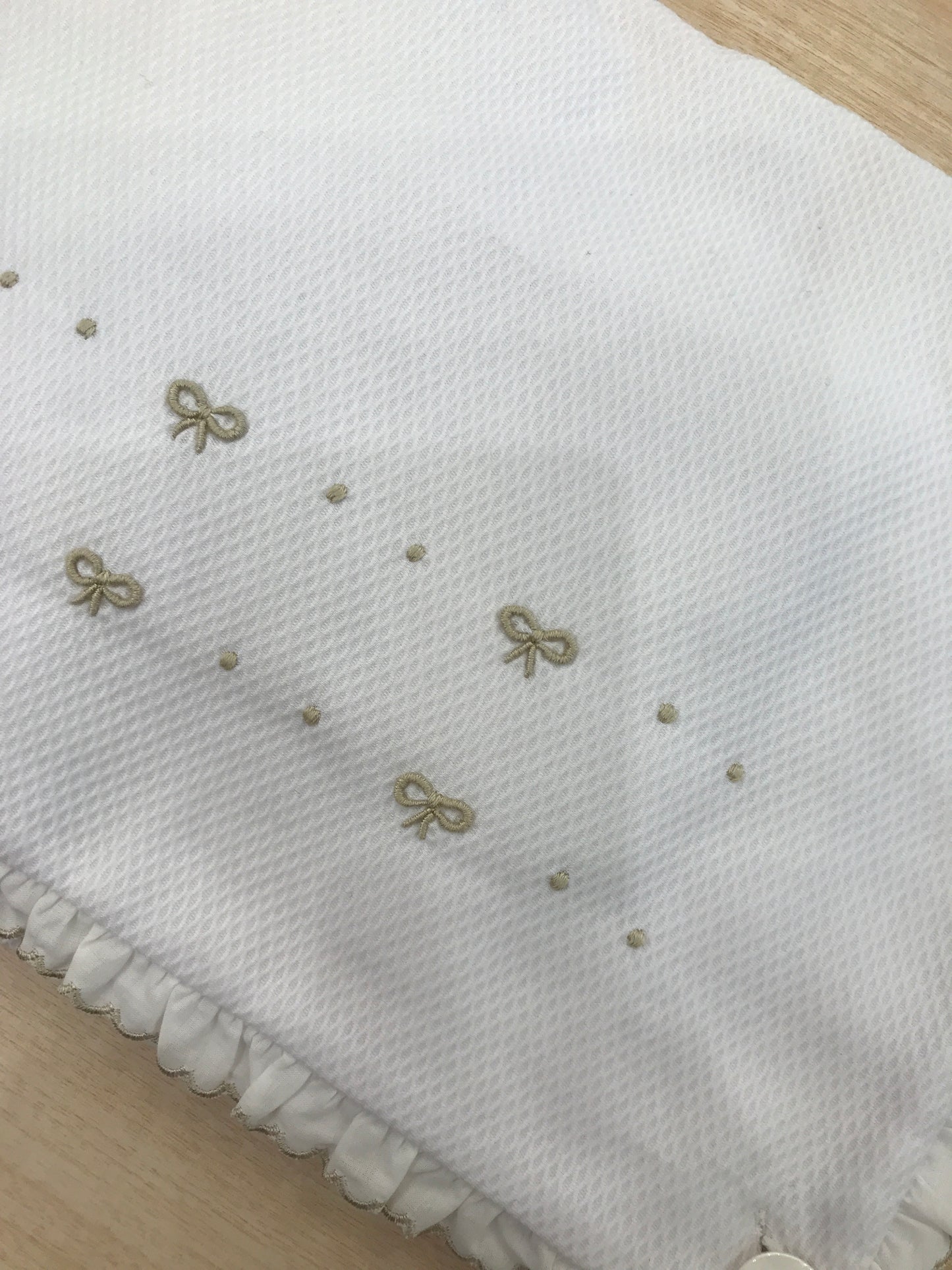 Fasciatoio Pepecè in piquet con interno in spugna rusche laterali con fiocchetti sul davanti