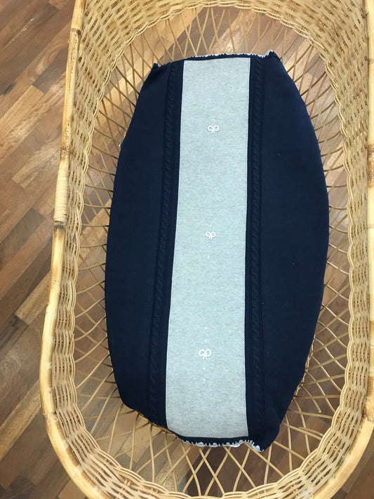 Coperta Le Dodò in filo blu con punto gambero grigio e fiocchetti bianchi su base grigia al centro