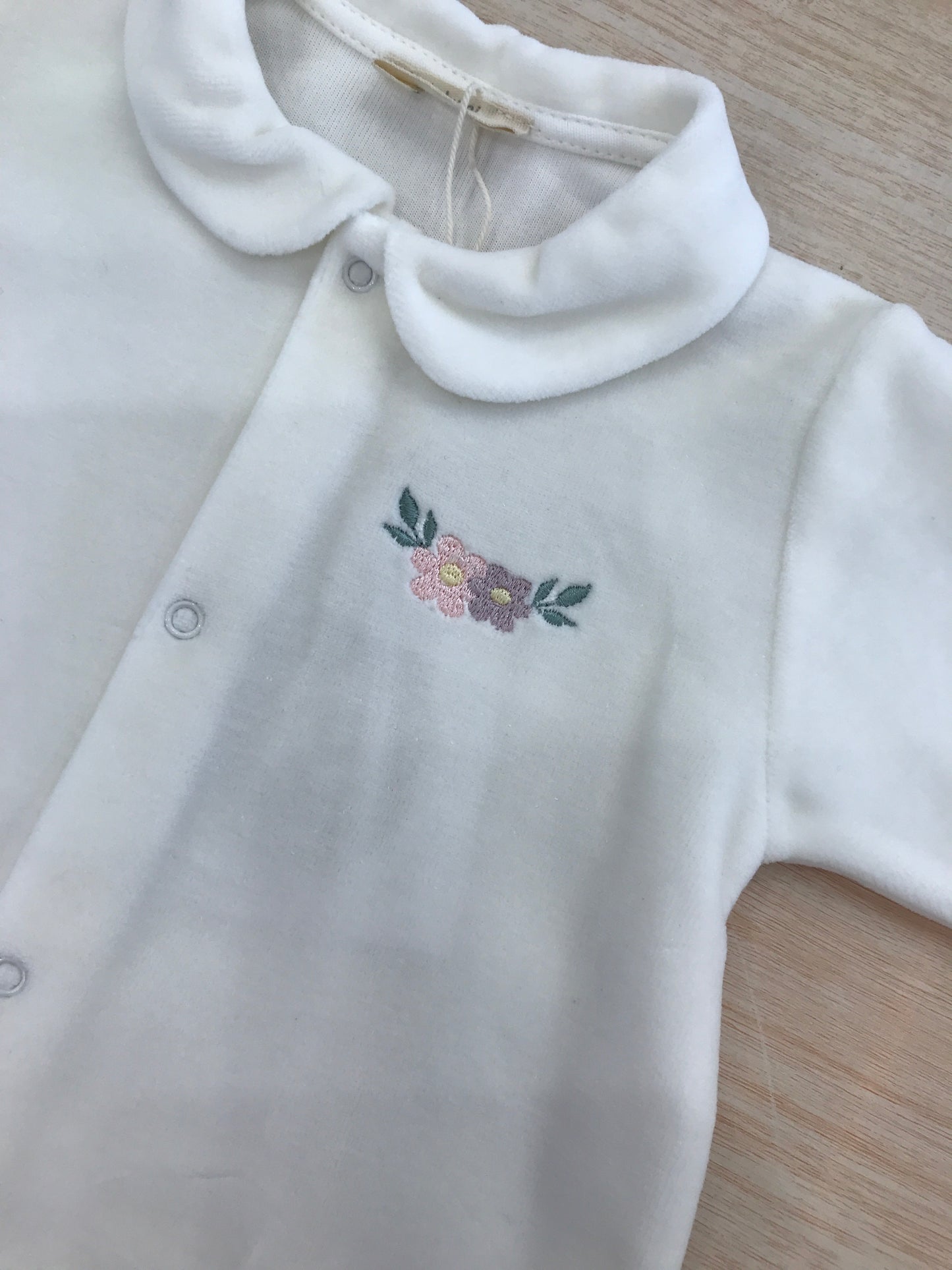 Tutina Baby Gi in ciniglia panna intera con fiori ricamati