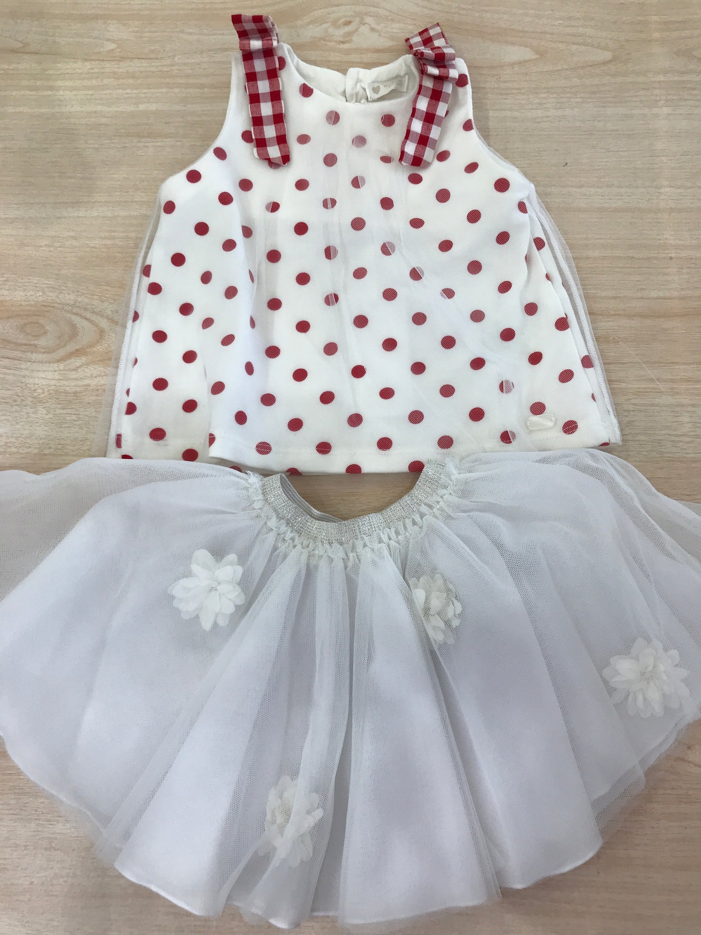 Completo Nanan gonna in tulle con fiori con t-shirt smanicata con pois rossi e fiocchi sulle spalline