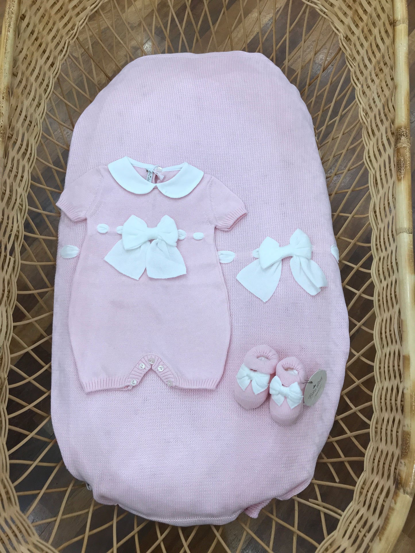 Coordinato nascita Baby Lord n filo rosa con fiocchi bianchi e passanastro