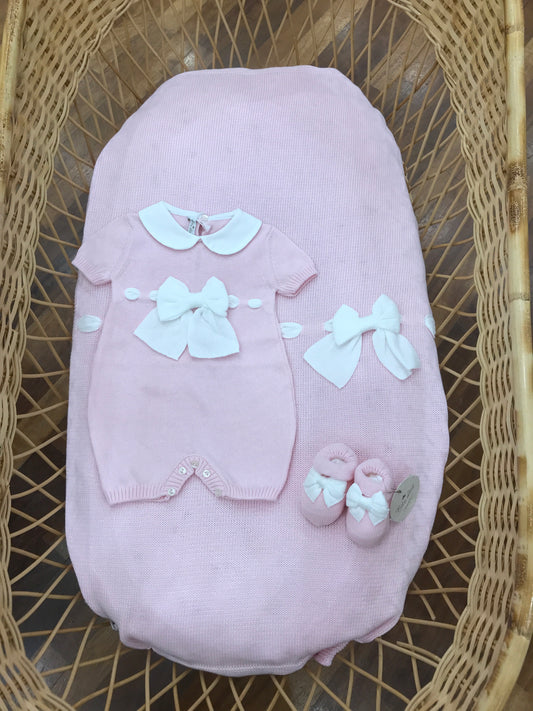 Coordinato nascita Baby Lord n filo rosa con fiocchi bianchi e passanastro